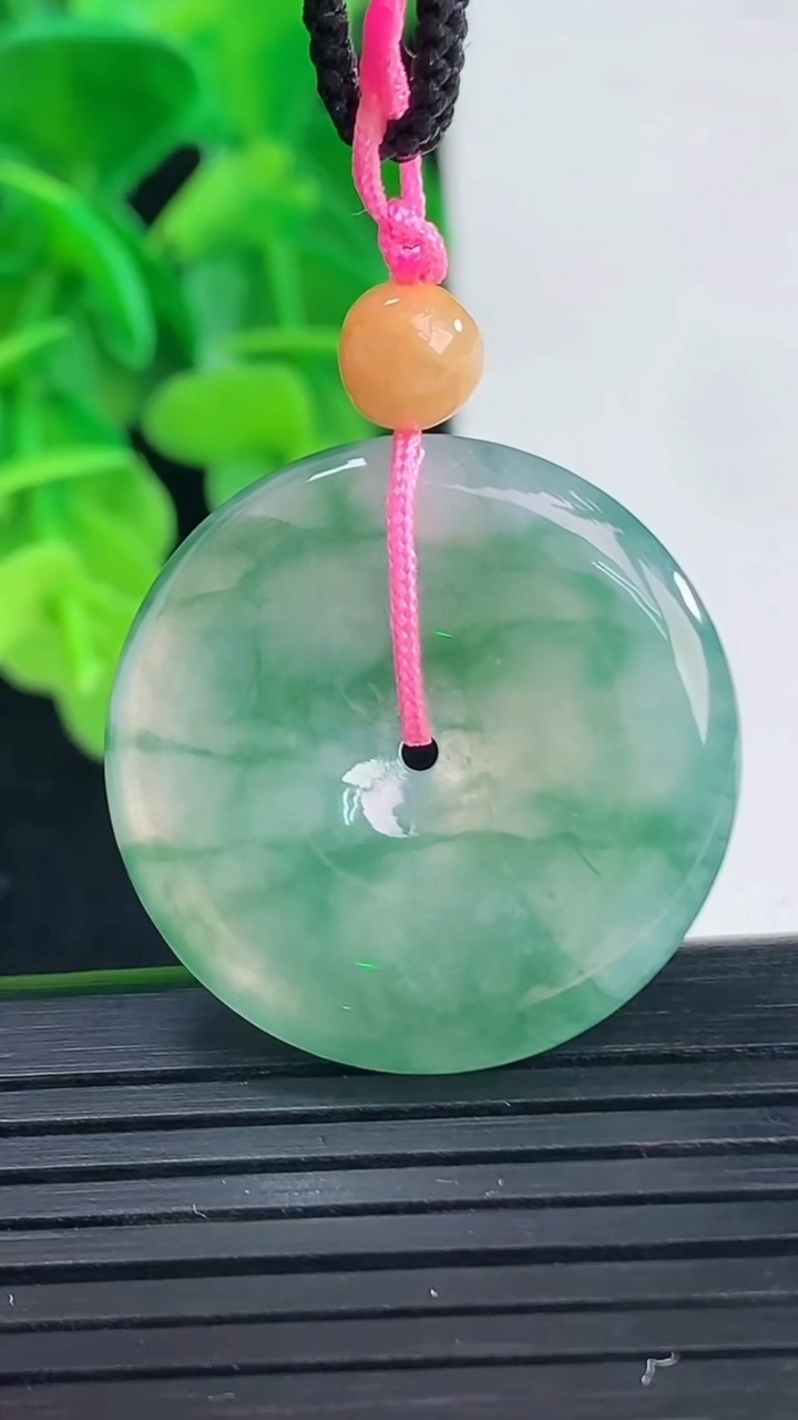 天然A货翡翠飘花平安扣吊坠尺寸26.7-4.5重量:7.56g
4月10日