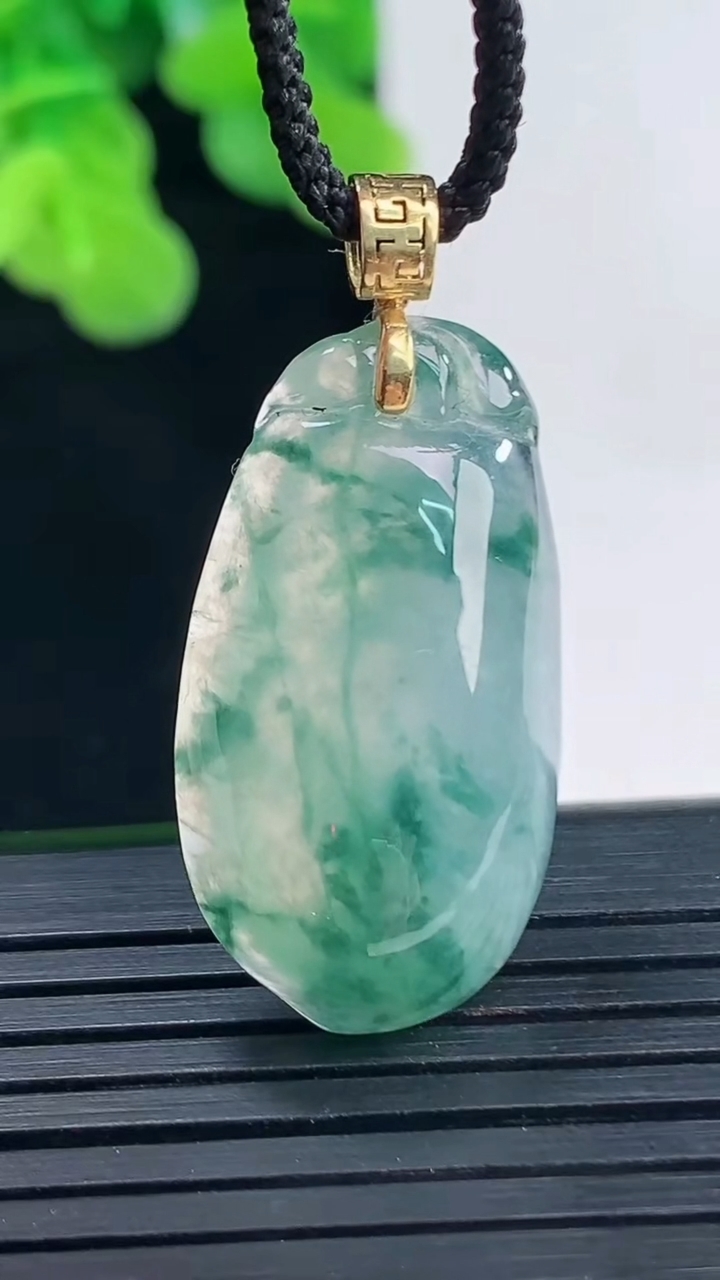 天然A货翡翠种飘花福瓜吊坠尺寸29.2-15.6-7.8重量:6.21g
4月10日