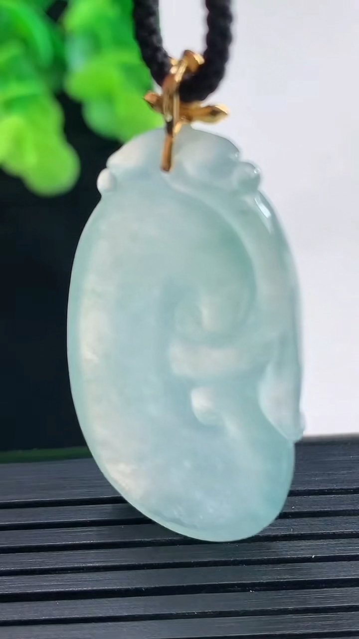 天然A货翡翠种飘花如意吊坠尺寸44.6-22-4.9重量:9.78g
4月10日