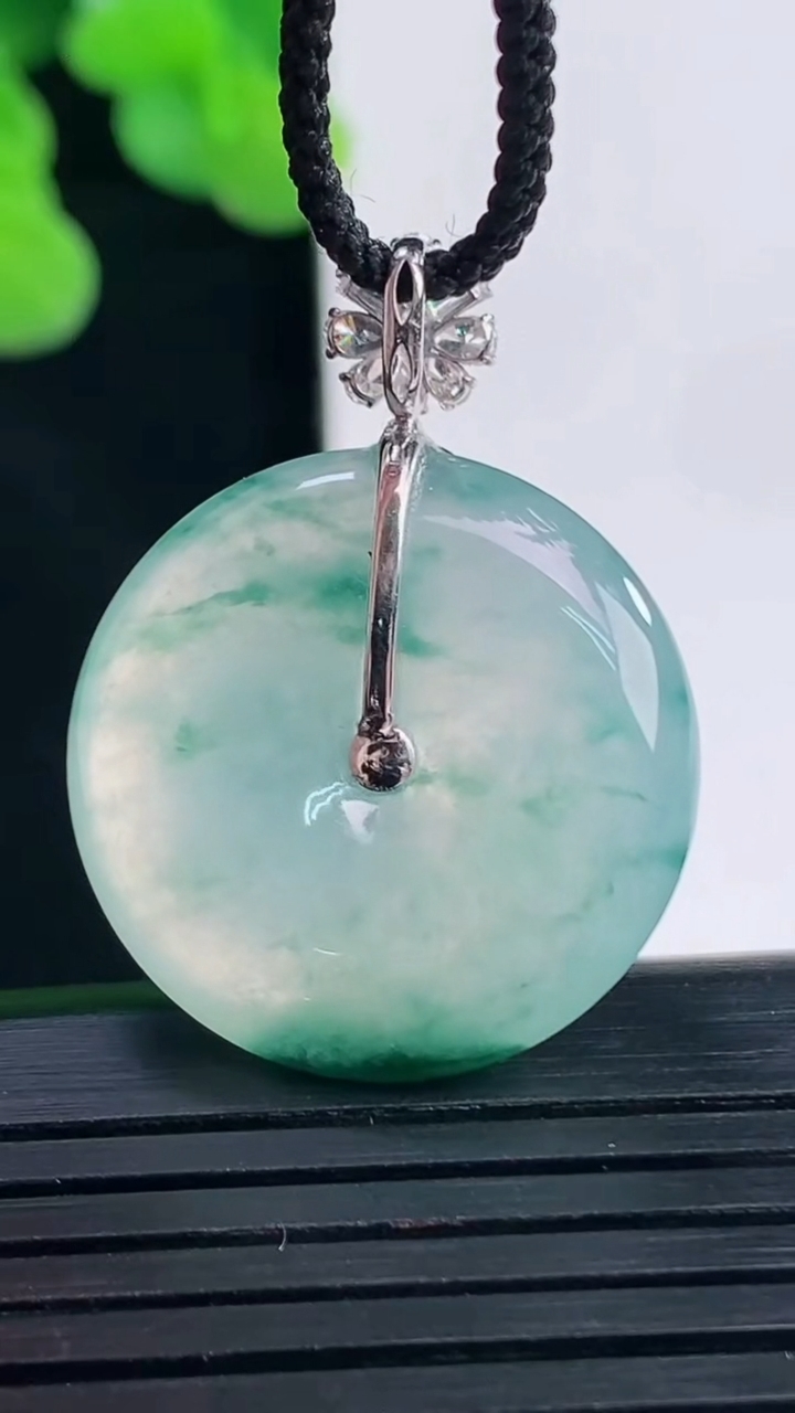 天然A货翡翠种飘花平安扣吊坠尺寸22.9-5.2重量:6.22g
4月10日