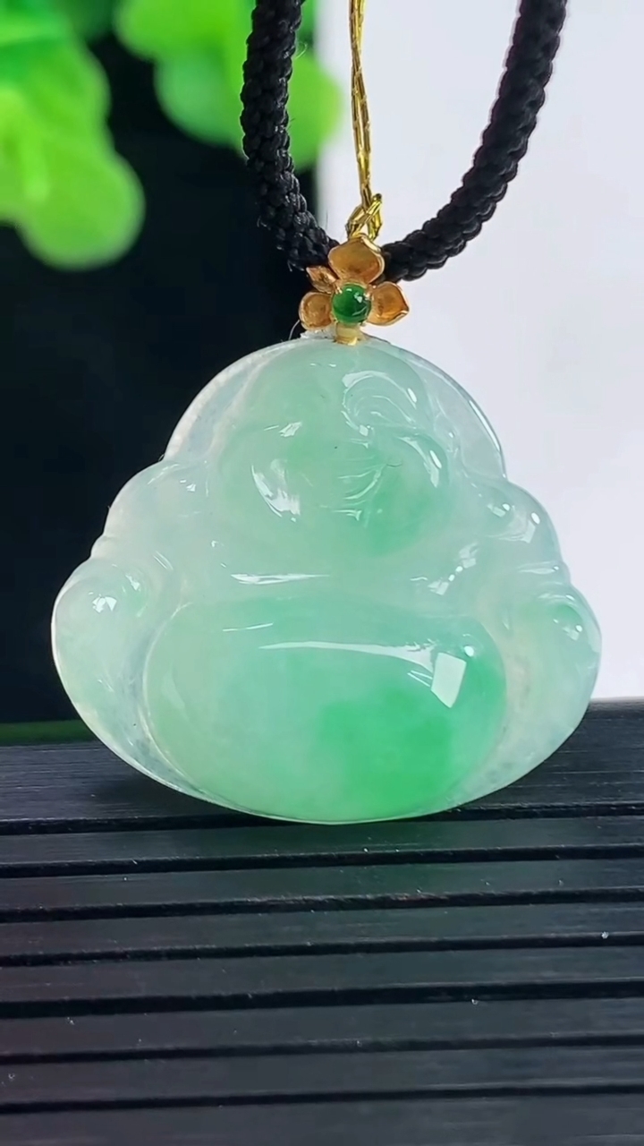 天然A货翡翠佛公吊坠尺寸22.9-25.7-5.1重量:4.76g
4月10日