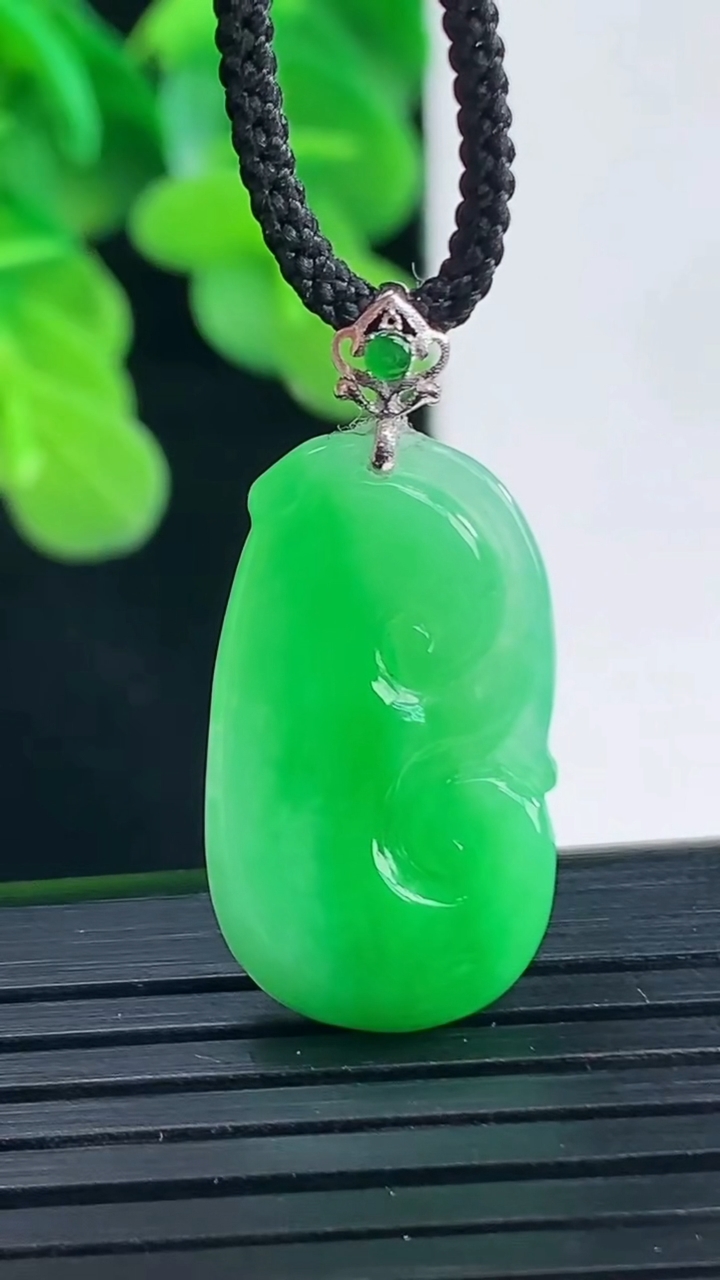 天然A货翡翠如意吊坠尺寸29.3-13.5-3.3重量:2.35g
4月10日