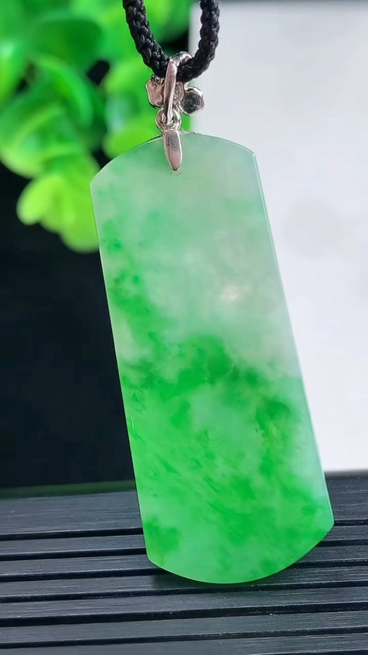 天然A货翡翠无事牌吊坠尺寸44.3-18.5-2.4重量:6.34g
4月10日