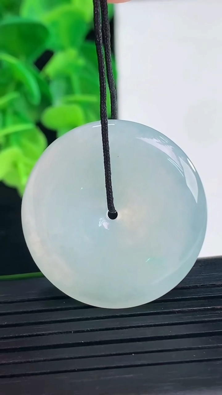 天然A货翡翠平安扣吊坠尺寸30-5.5重量:10.89g
4月10日