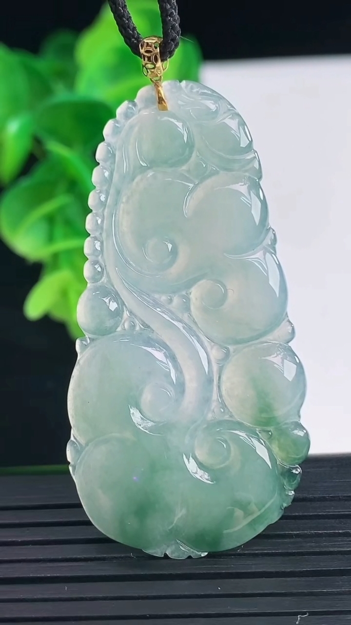 天然A货翡翠18K金飘花如意吊坠尺寸52.8-26.4-2.7重量:7.72g
4月10日