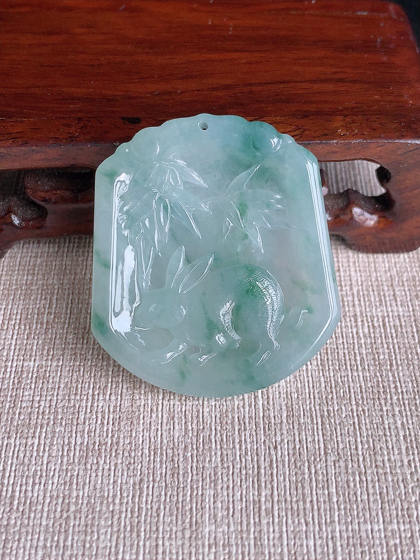 天然A货翡翠飘花生肖兔吊坠 
尺寸40.8-36.3-4.8mm 重量15.18g 0409