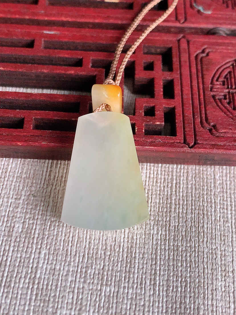 天然A货翡翠飘黄翡无事牌吊坠 
尺寸23.5-17-6mm 重量6.96g 0409