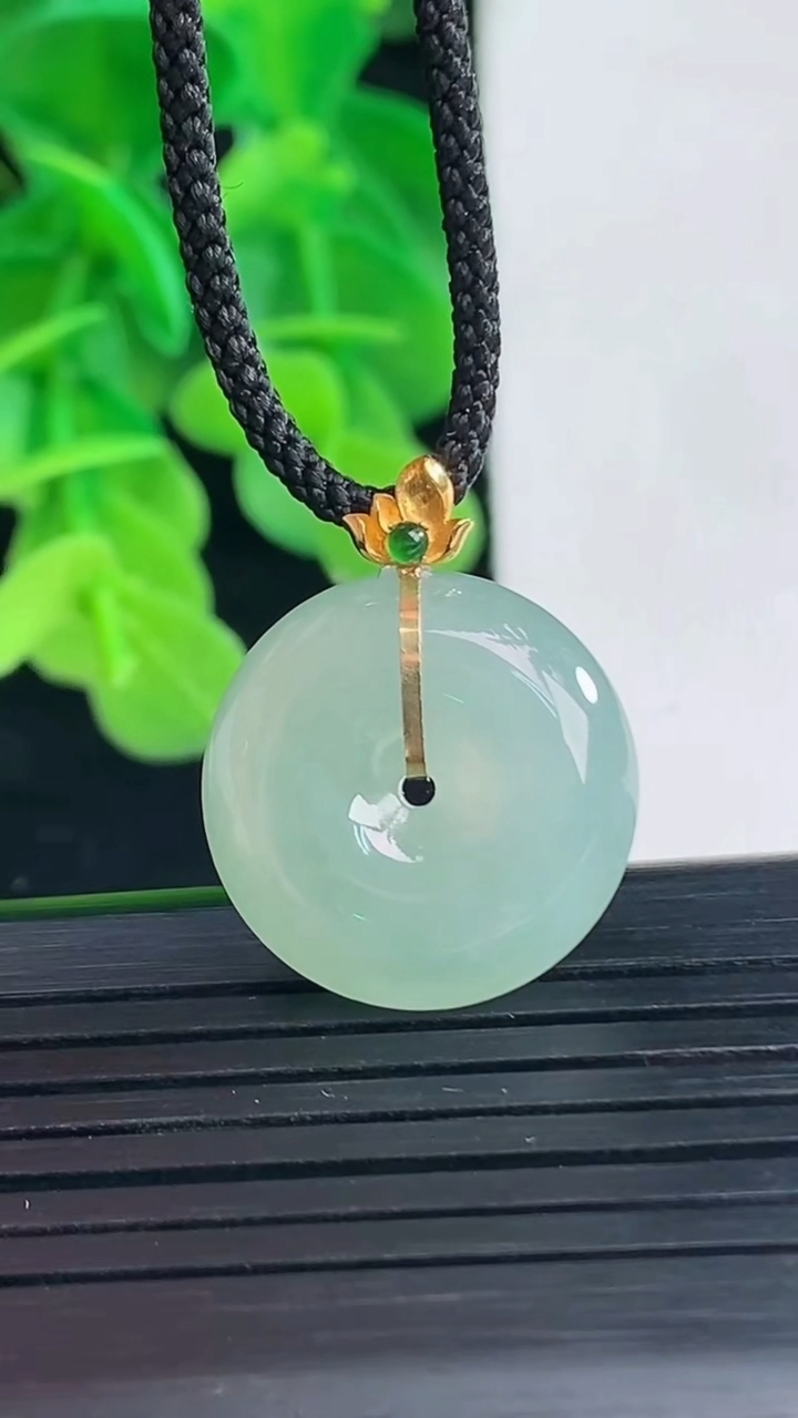 天然A货翡翠平安扣吊坠尺寸18.4-5.5重量:4.36g
4月10日