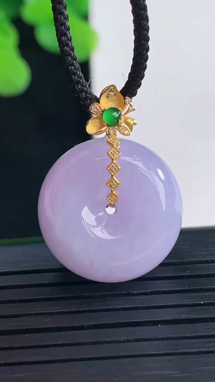 天然A货翡翠18K金紫罗兰路路通吊坠尺寸19.3-12重量:10.10g
4月10日