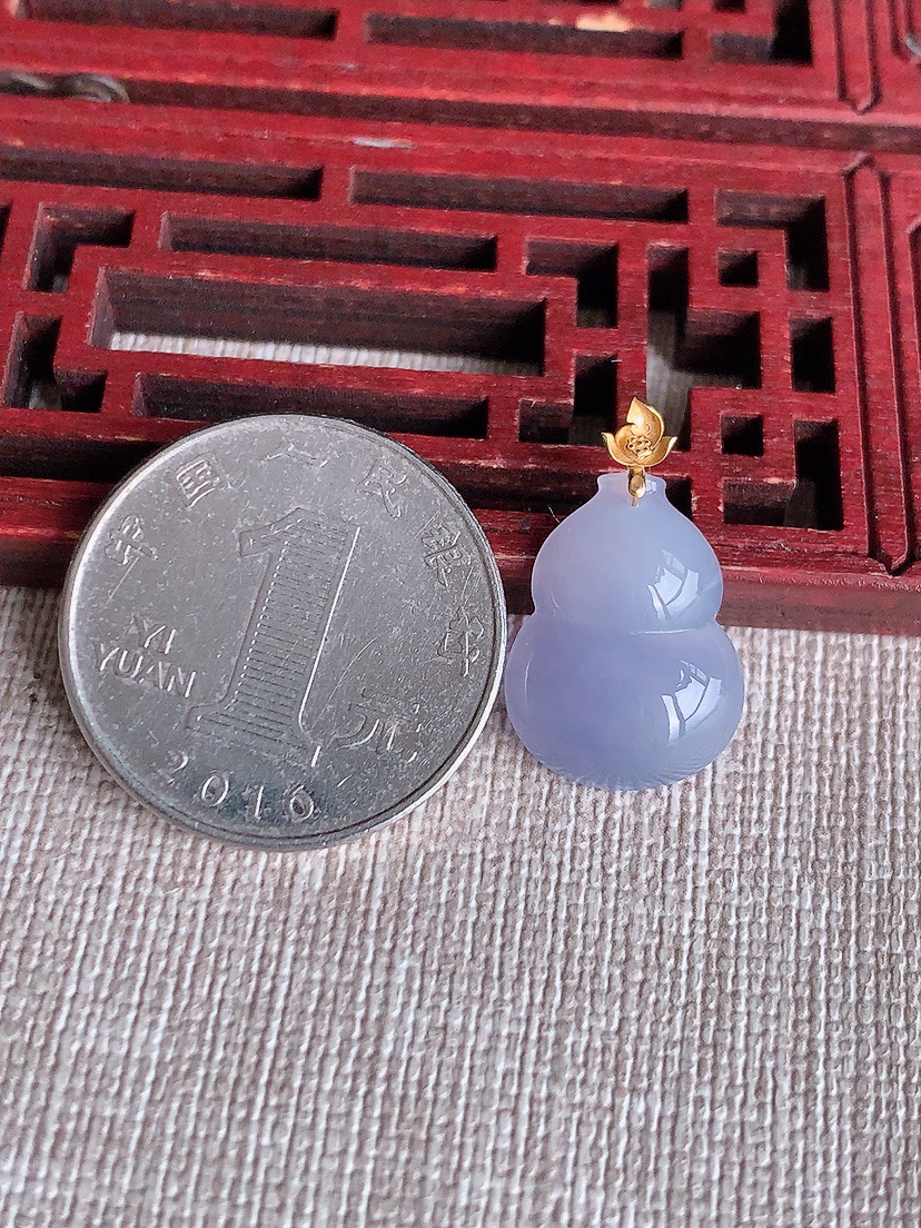 天然A货翡翠18K金扣头紫罗兰葫芦吊坠 
尺寸22.2-17.7-13.5-4.6mm 重量2.00g 0409