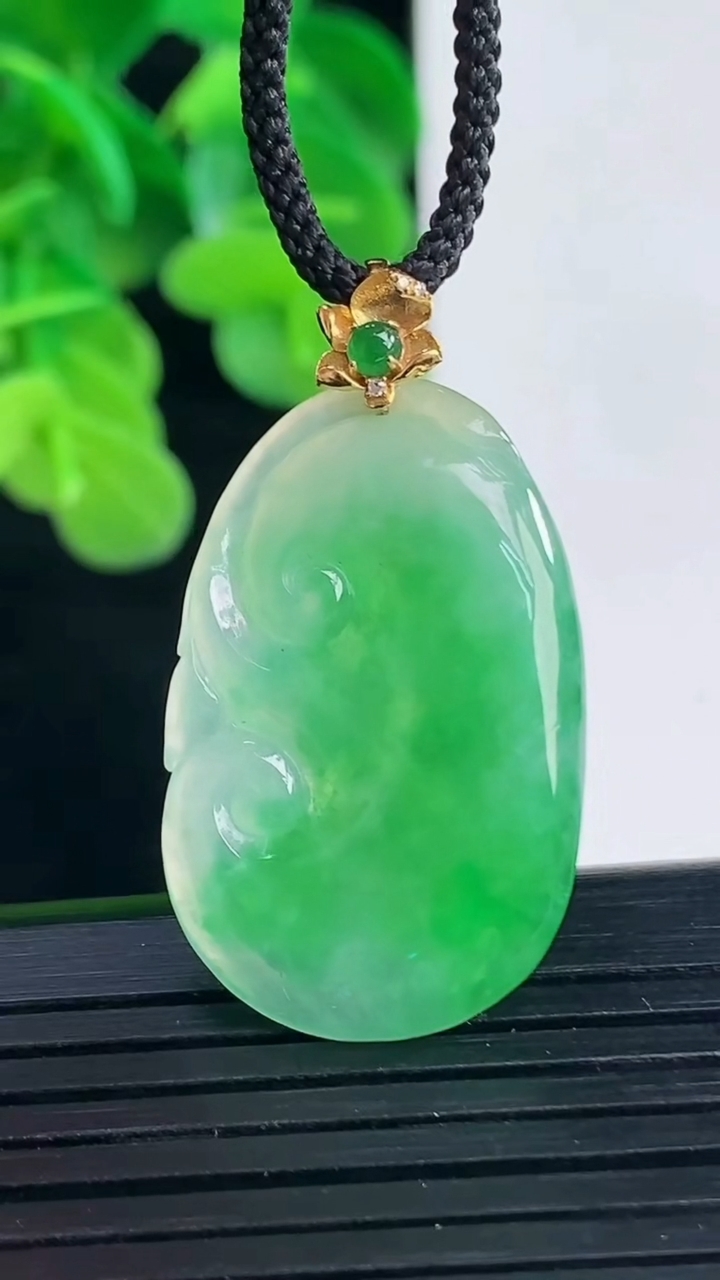 天然A货翡翠如意吊坠尺寸35.1-18.7-3.1重量:4.31g
4月10日