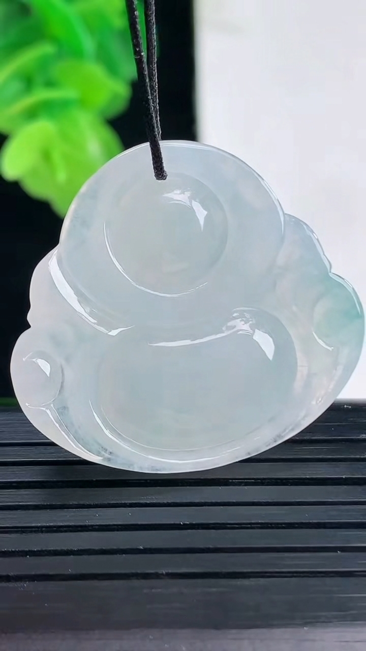 天然A货翡翠飘花佛公吊坠尺寸30.4-33.3-6重量:9.33g
4月10日