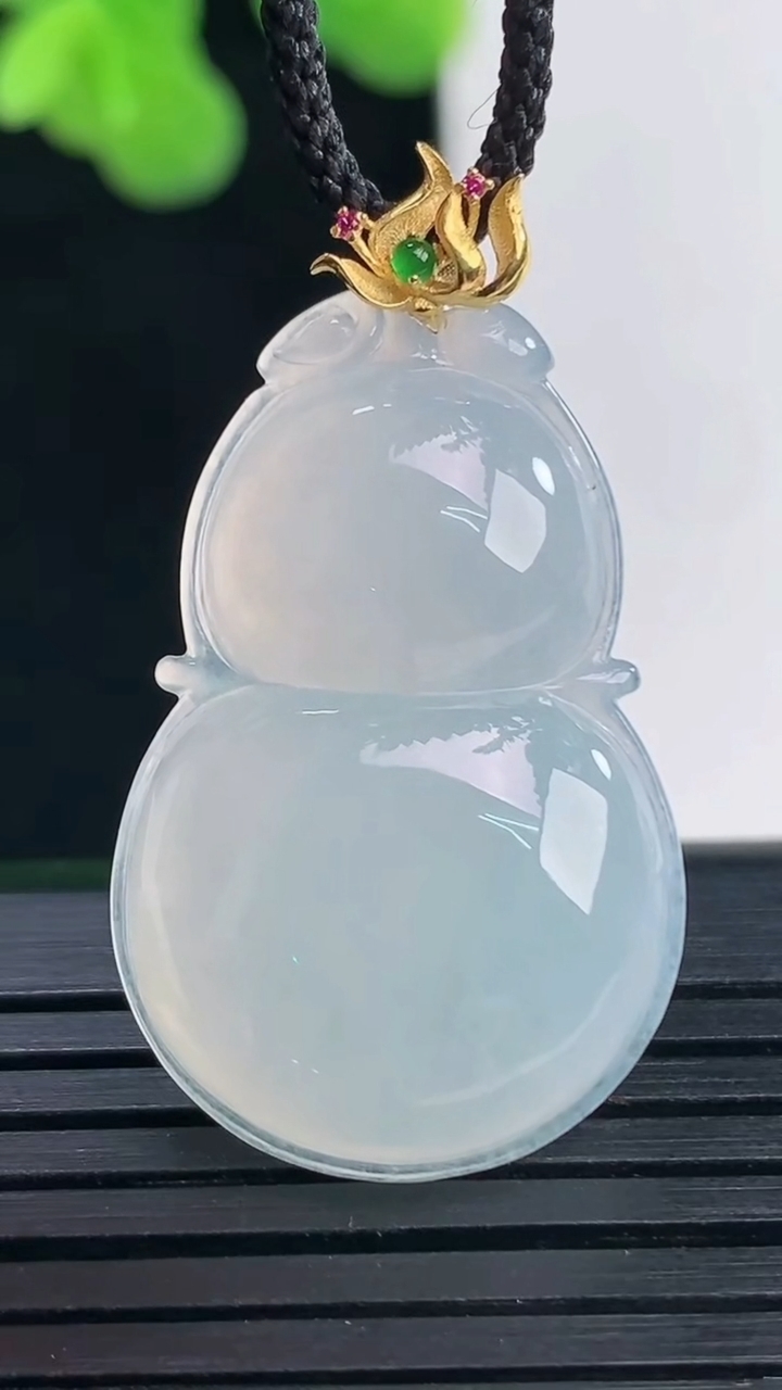 天然A货翡翠葫芦吊坠尺寸34.3-19.6-5.3重量:5.50g
4月10日