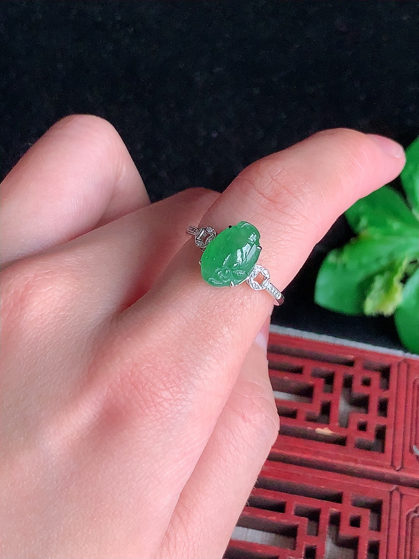 天然A货翡翠18K金镶嵌满绿招财金蟾戒指 圈口17.4裸石
尺寸11.2-7.7mm 重量1.86g 0409
