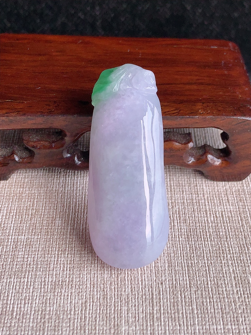 天然A货翡翠春带彩紫罗兰飘绿福瓜吊坠 
尺寸50.7-20.2-14.8mm 重量27.33g 04