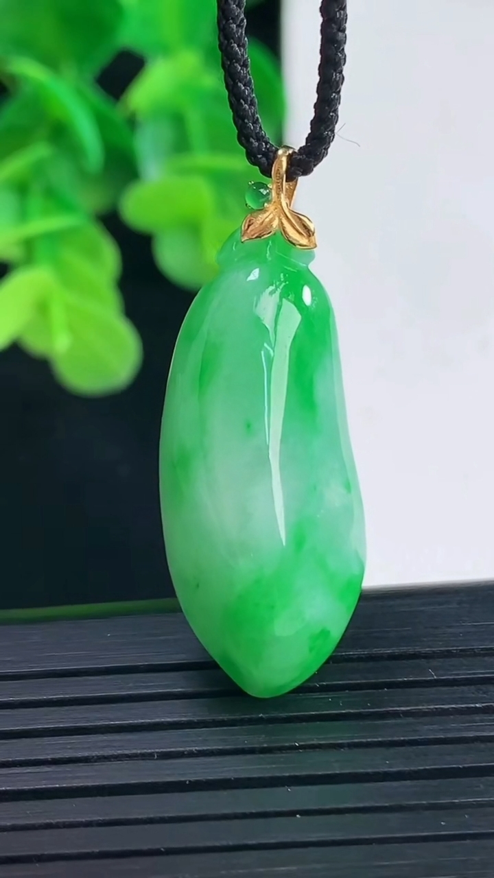 天然A货翡翠福瓜吊坠尺寸37.7-13.6-10重量:7.92g
4月10日