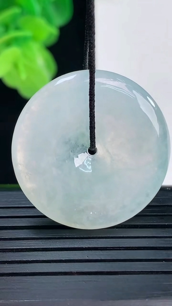 天然A货翡翠平安扣吊坠尺寸28.7-4.5重量:8.38g
4月10日