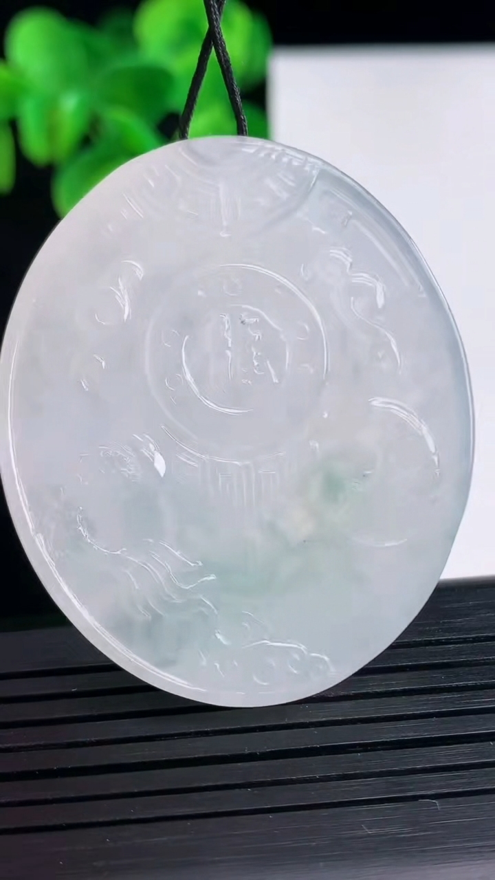 天然A货翡翠飘花龙牌吊坠尺寸48.7-41.1-4.6重量:24.33g
4月10日