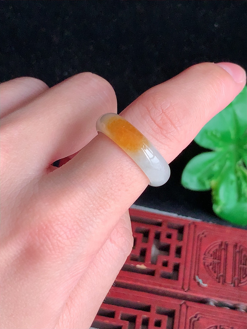 天然A货翡翠飘黄翡飘花素面戒指 
尺寸17.6-6-2.8mm 重量3.04g 0409