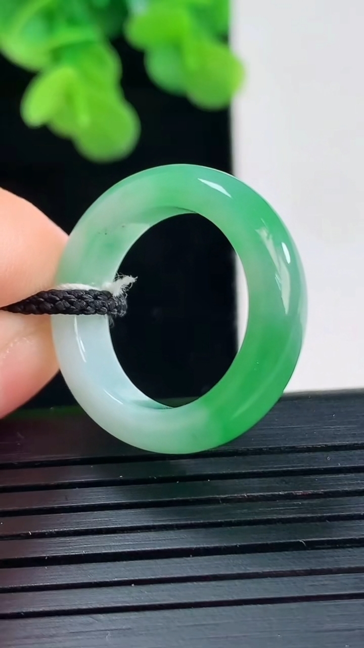 天然A货翡翠指环戒指尺寸17.1-5.6-3.6重量:4.32g2026年4月10日
工厂直销收藏佳品,种好水足，色泽均匀，有种有色，上手高大气！