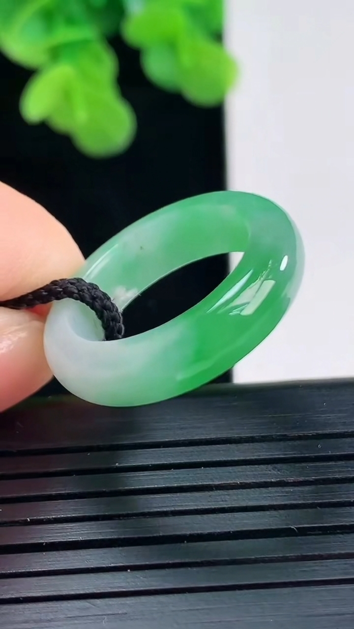 天然A货翡翠指环戒指尺寸17.1-5.6-3.6重量:4.32g2026年4月10日
工厂直销收藏佳品,种好水足，色泽均匀，有种有色，上手高大气！