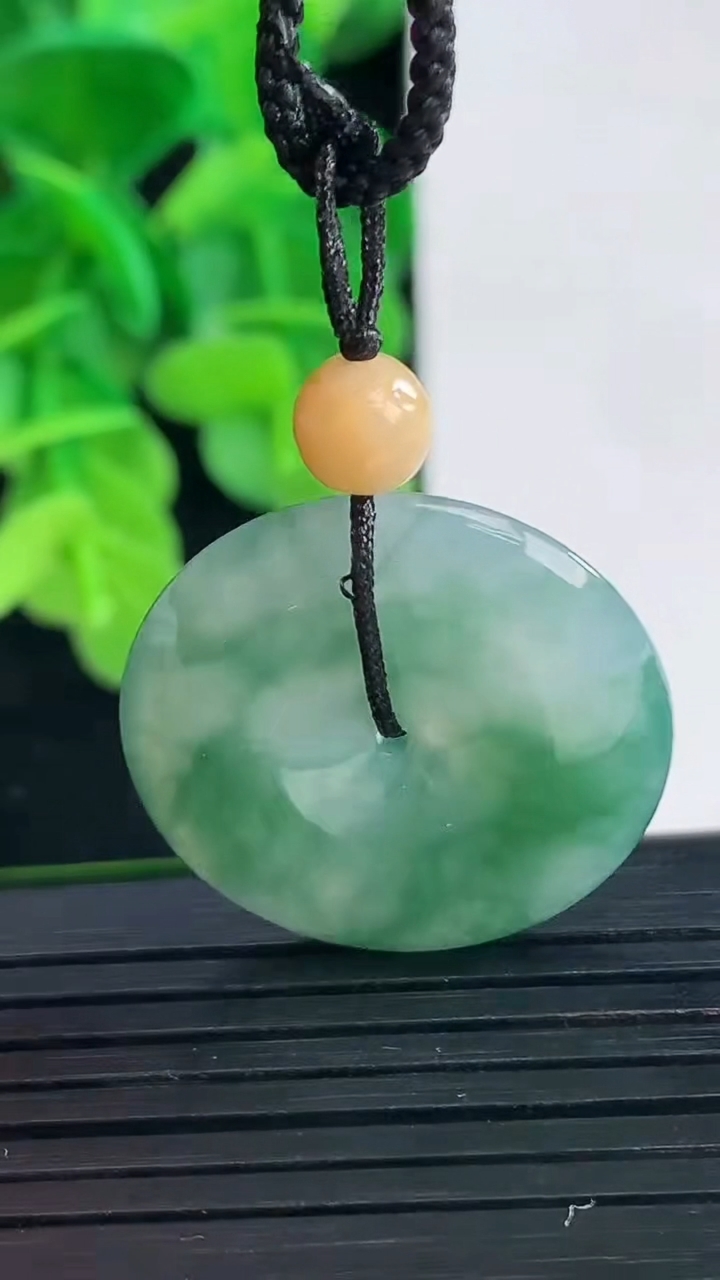 天然A货翡翠飘花平安扣吊坠尺寸24.7-4.7重量:6.77g
4月10日