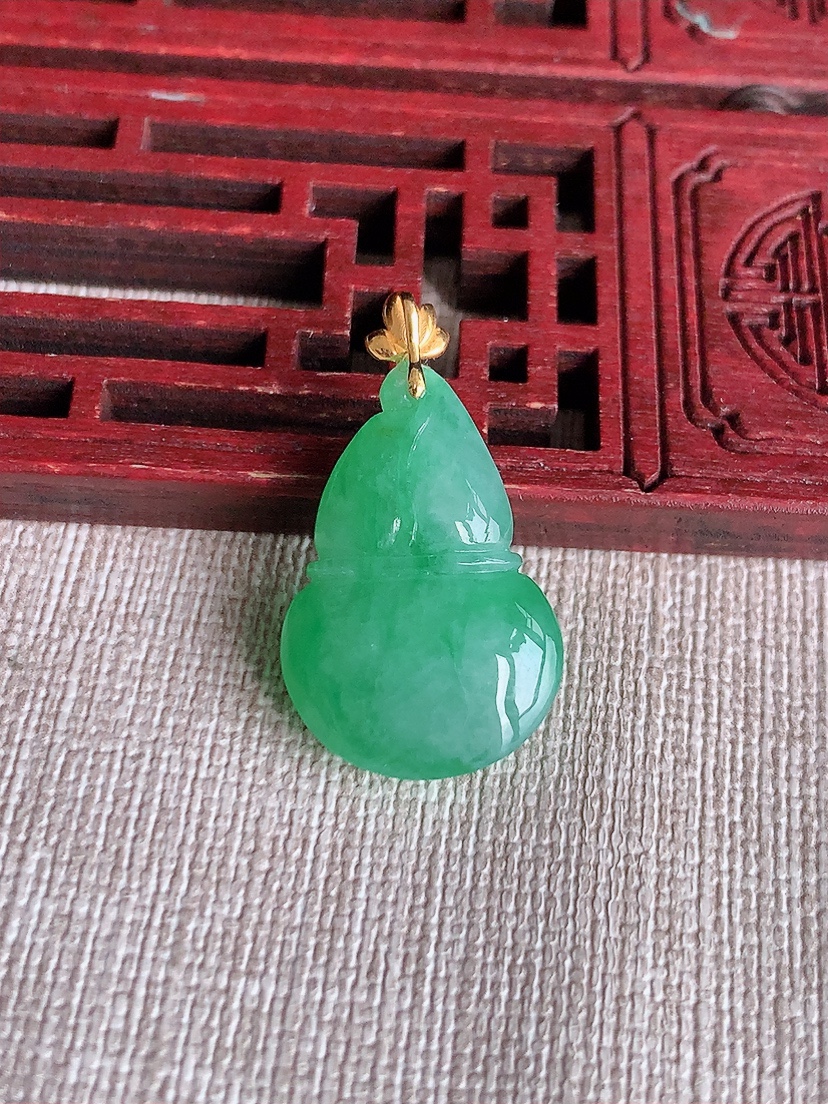 天然A货翡翠18K金扣头满绿葫芦吊坠 
尺寸28.5-24.4-16.2-8.6mm 重量4.83g