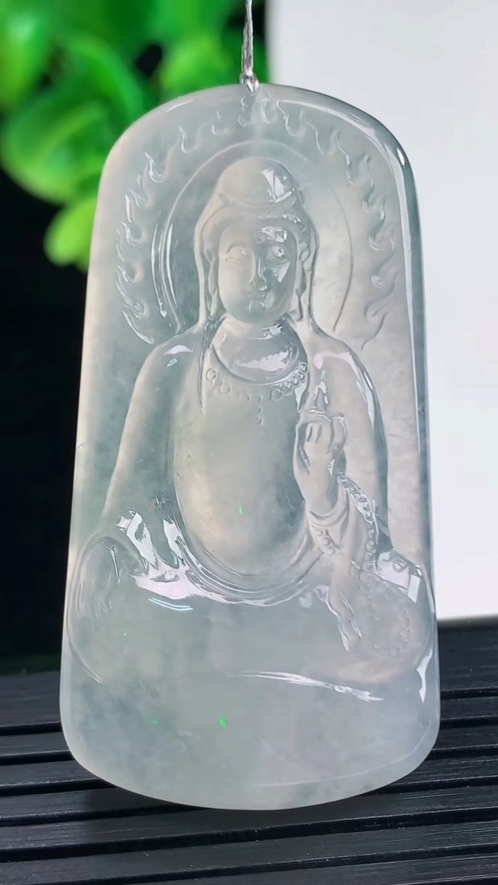 天然A货翡翠种白冰观音菩萨吊坠尺寸49.2-25.8-5.7重量:16.77g
4月10日