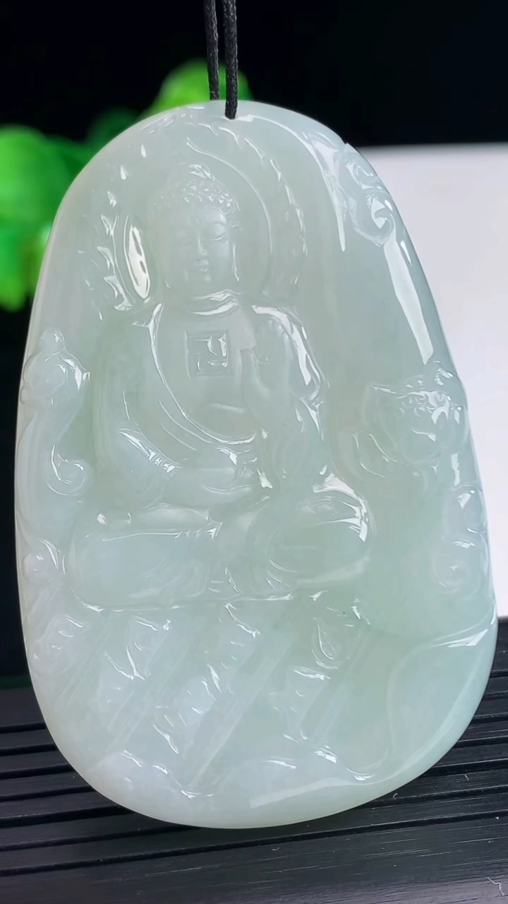 天然A货翡翠飘花阿弥陀佛吊坠尺寸60-39.3-6.2重量:35.34g
4月10日