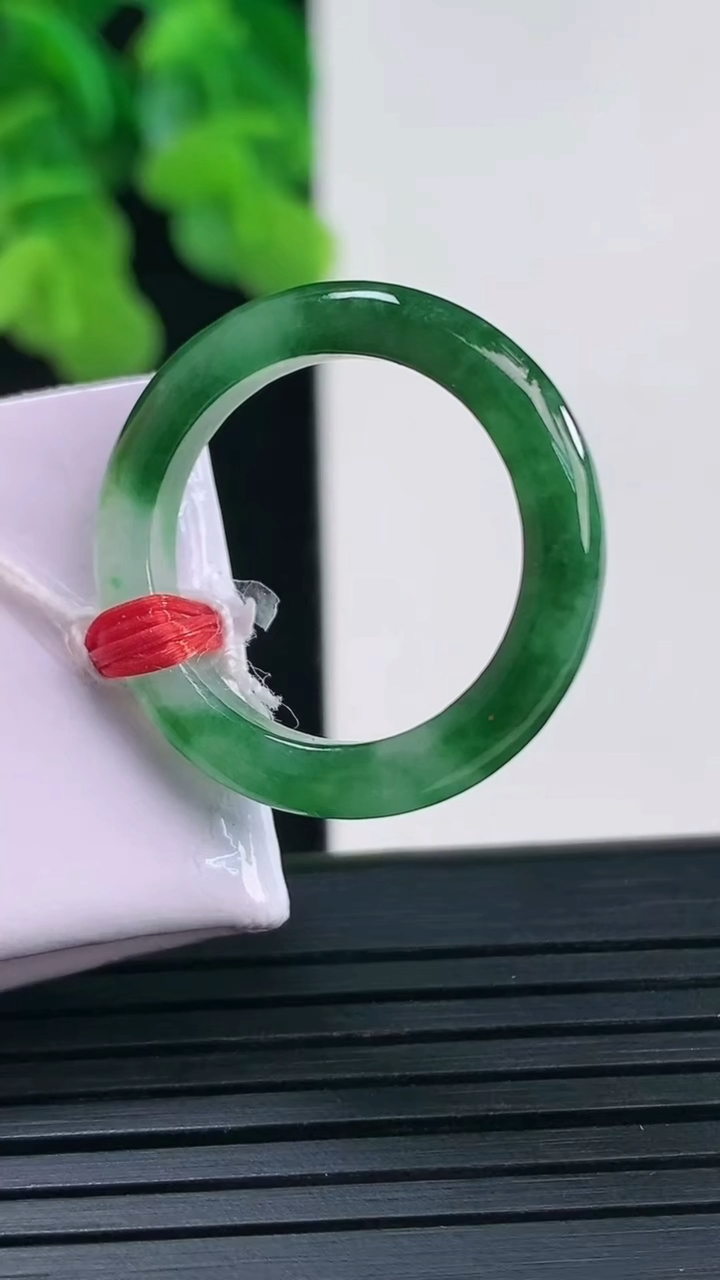 天然A货翡翠指环戒指尺寸18.1-3.7-3.3重量:3.92g2026年4月10日
工厂直销收藏佳