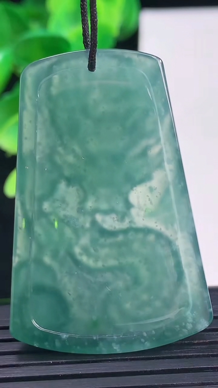 天然A货翡翠龙牌吊坠尺寸46.2-31.3-4.9重量:14.99g
4月10日