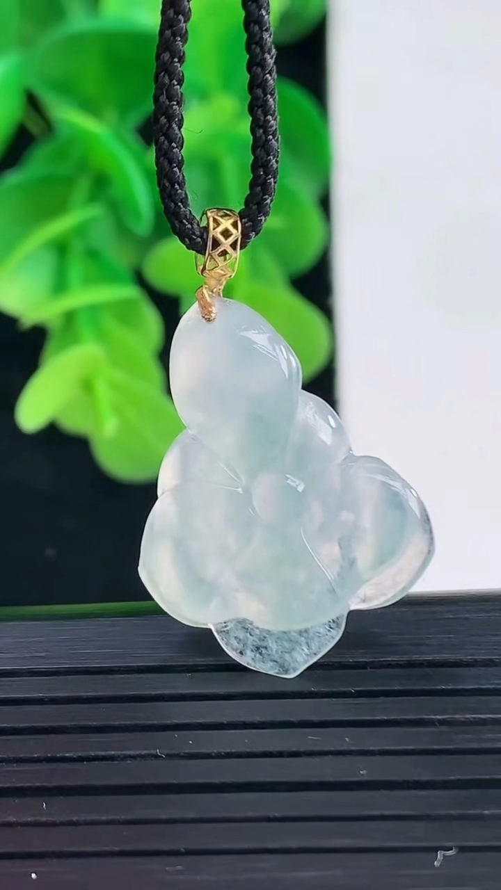 天然A货翡翠和和美美 荷花吊坠尺寸25.7-20-4.7重量:3.15g
4月10日