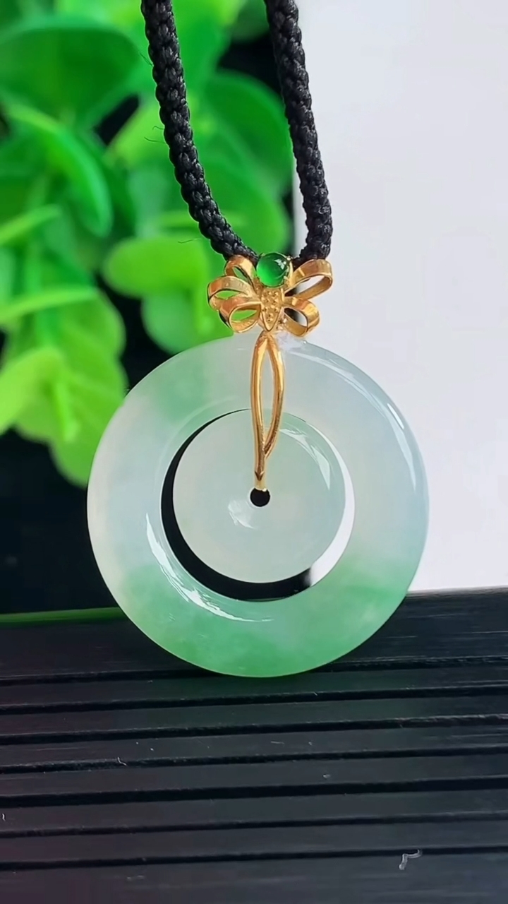 天然A货翡翠母子平安扣吊坠尺寸22.6-3.4重量:3.89g
4月10日