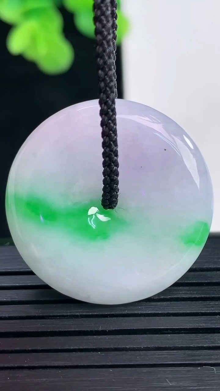 天然A货翡翠平安扣吊坠尺寸28.5-5.8重量:10.21g
4月10日