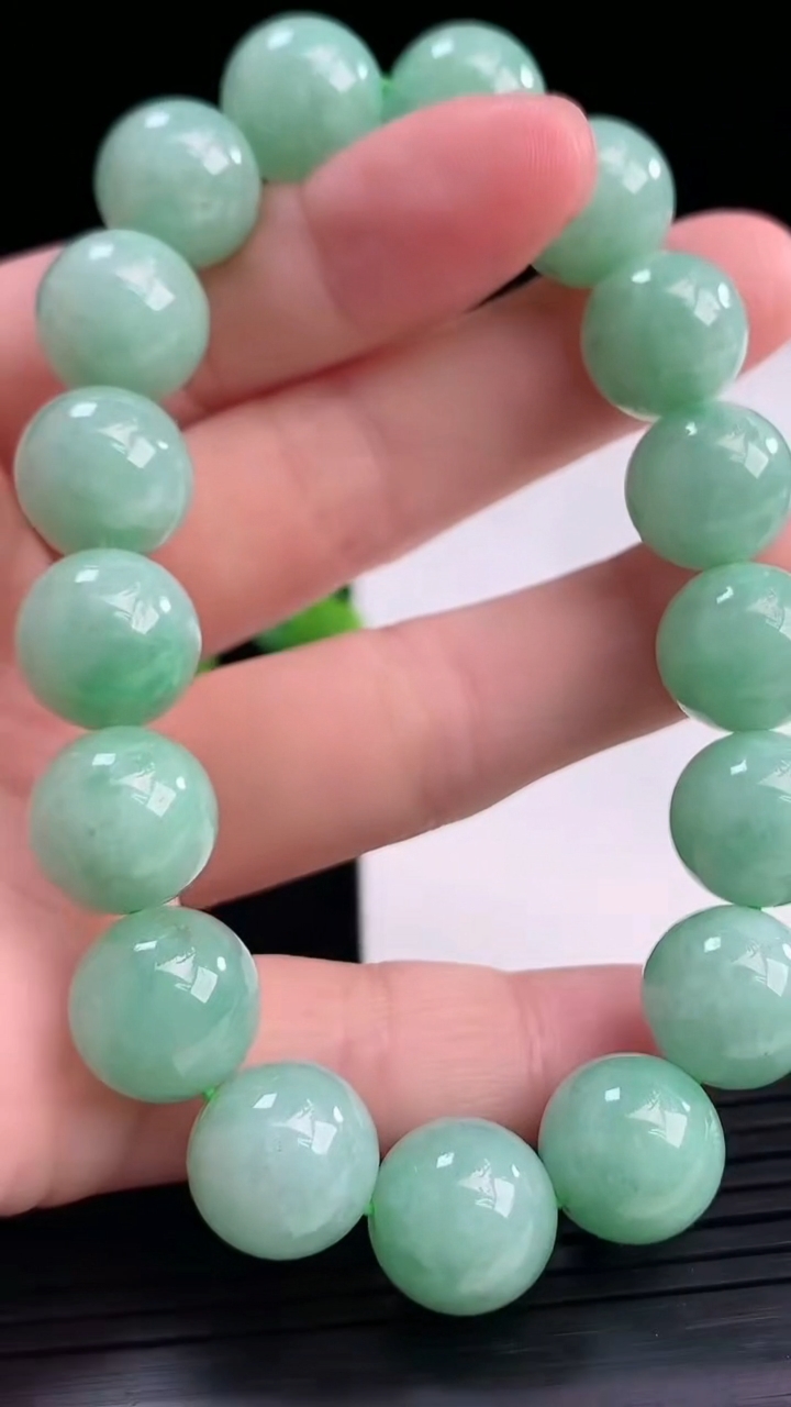 天然A货翡翠圆珠手串尺寸11.7-17颗重量:48.14g4月10日
工厂直销收藏佳品,种好水足，色泽均匀，有种有色，上手高大气！