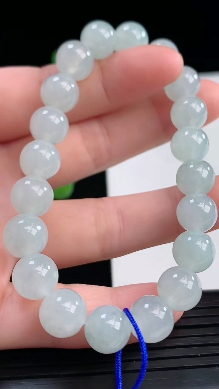 天然A货翡翠圆珠手串尺寸9.1-20颗重量:27.87g4月10日
工厂直销收藏佳品,种好水足，色泽均匀，有种有色，上手高大气！