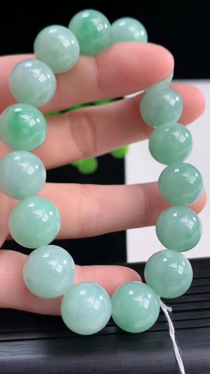 天然A货翡翠圆珠手串尺寸11.7-16颗重量:47.58g4月10日
工厂直销收藏佳品,种好水足，色泽均匀，有种有色，上手高大气！