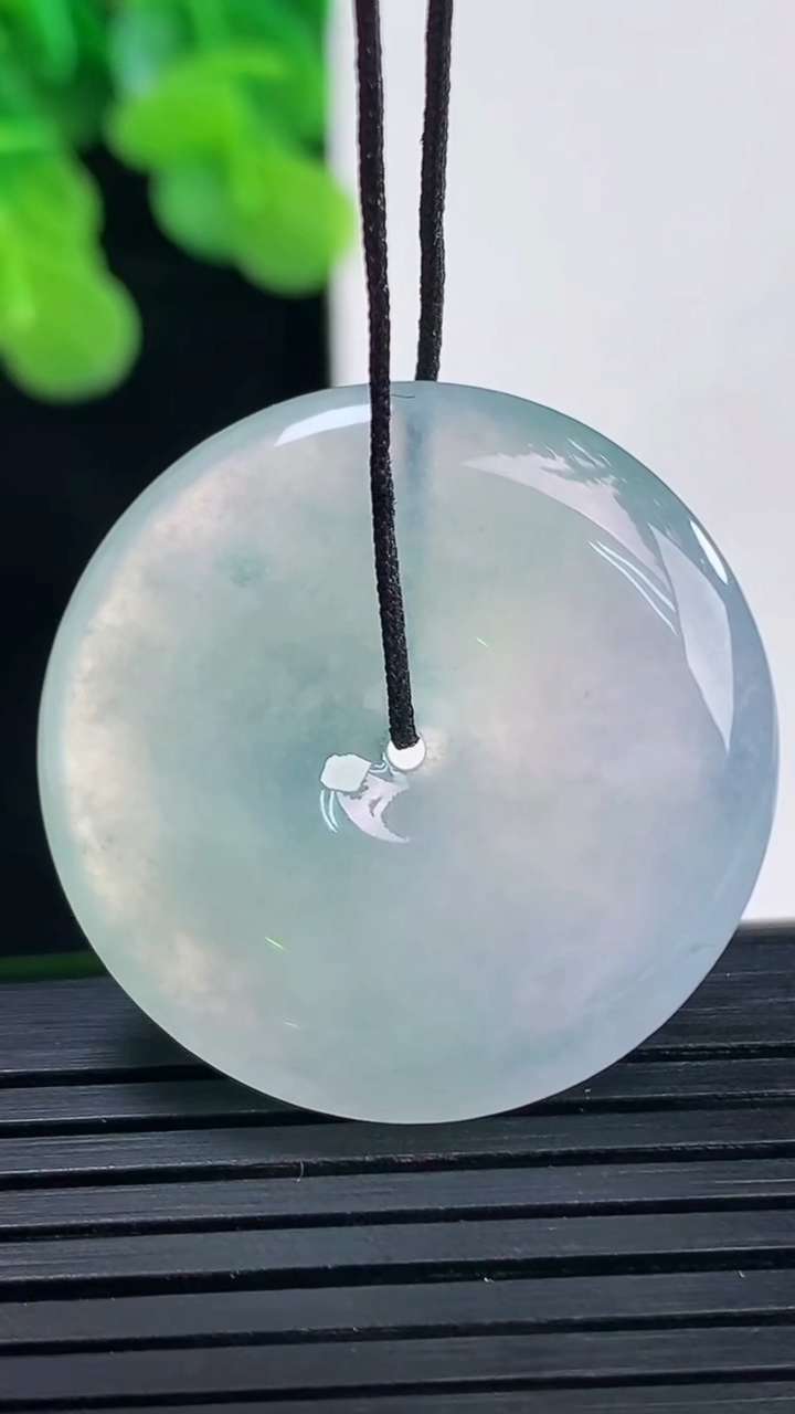 天然A货翡翠种春带彩紫罗兰平安扣吊坠尺寸29.6-5.5重量:10.30g
4月10日