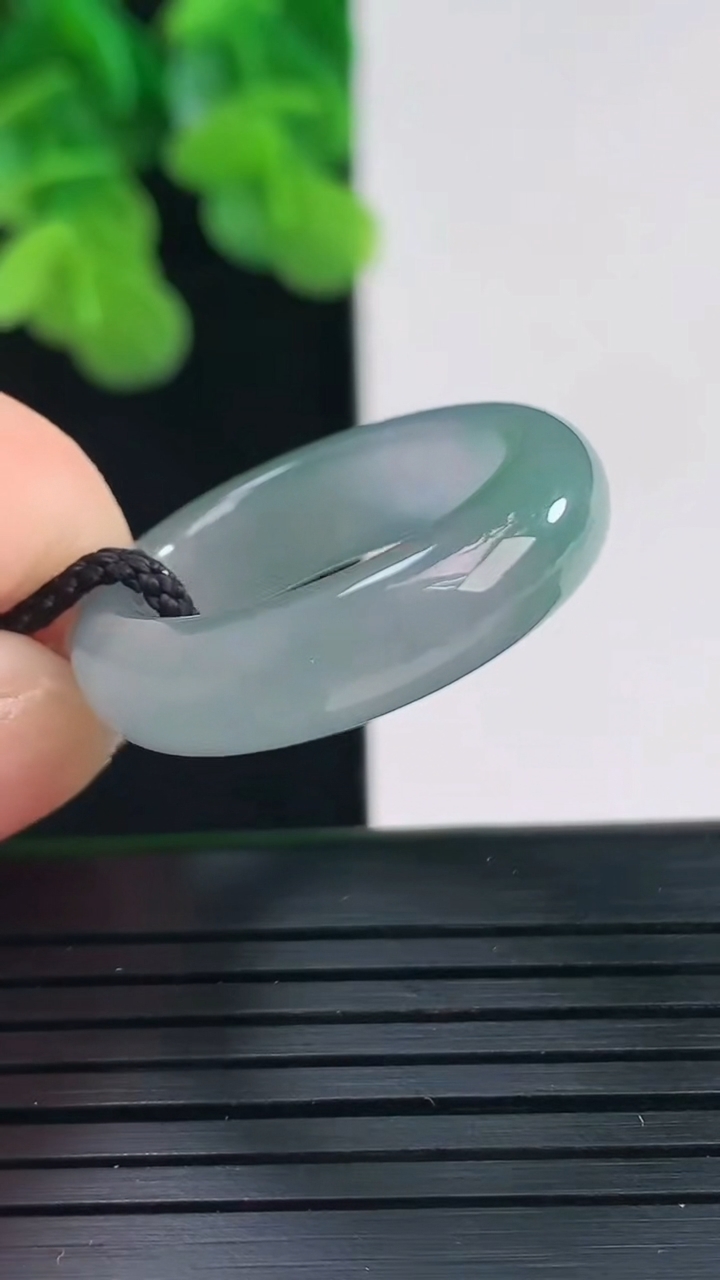 天然A货翡翠指环戒指尺寸18.1-6.1-3.8重量:5.14g2026年4月10日
工厂直销收藏佳品,种好水足，色泽均匀，有种有色，上手高大气！