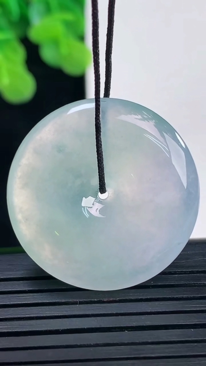 天然A货翡翠种春带彩紫罗兰平安扣吊坠尺寸29.6-5.5重量:10.30g
4月10日