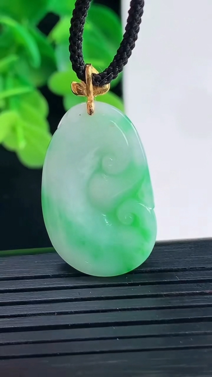 天然A货翡翠如意吊坠尺寸33.6-17.7-4.8重量:5.20g
4月10日