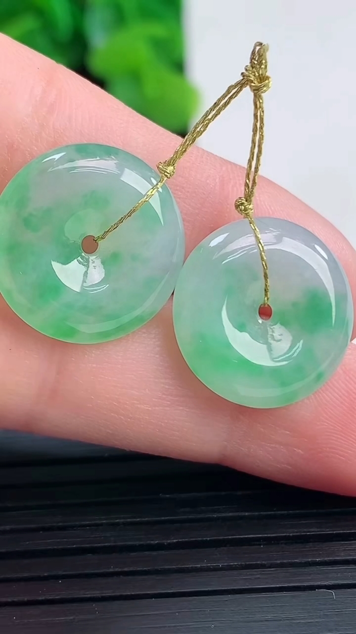 天然A货翡翠平安扣吊坠尺寸15.5-3.7重量:3.84g
4月10日