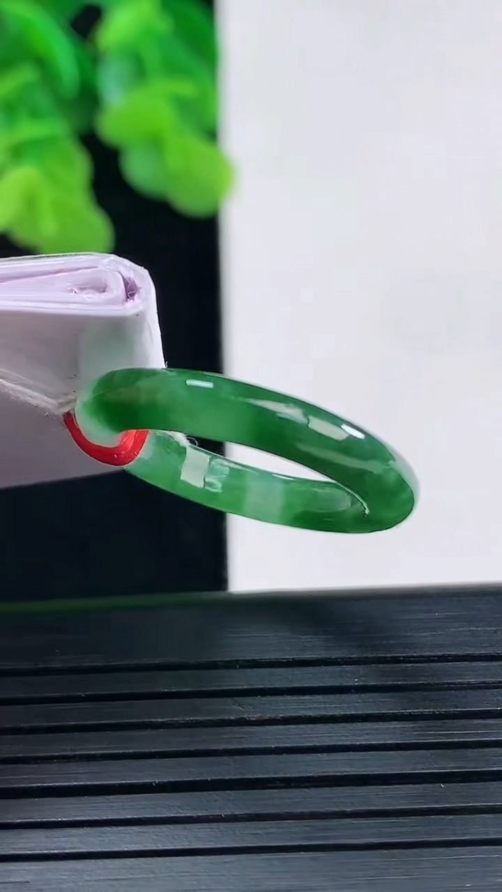 天然A货翡翠指环戒指尺寸18.1-3.7-3.3重量:3.92g2026年4月10日
工厂直销收藏佳品,种好水足，色泽均匀，有种有色，上手高大气！