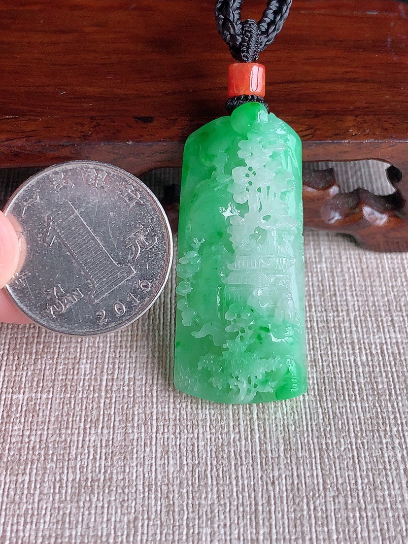 天然A货翡翠飘阳绿意境山水牌吊坠  
尺寸43-19.5-9mm 重量18.50g 0409