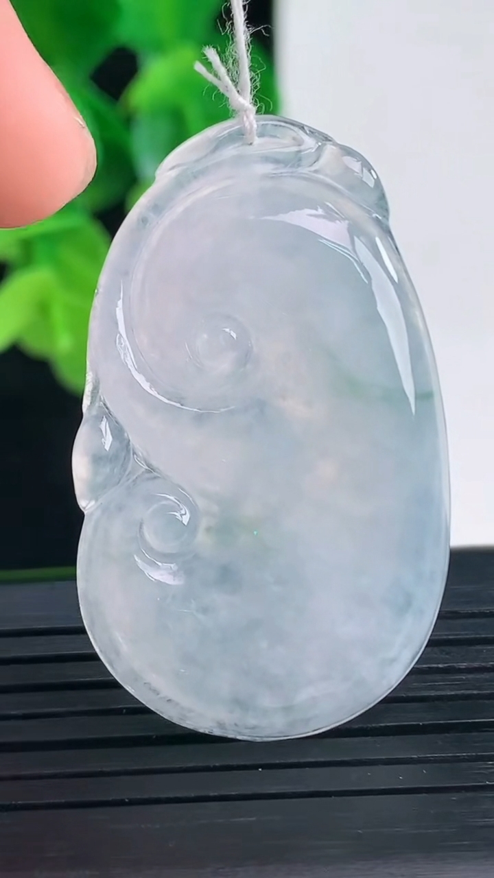 天然A货翡翠飘花如意吊坠尺寸40.7-24.5-4.1重量:8.63g
4月10日