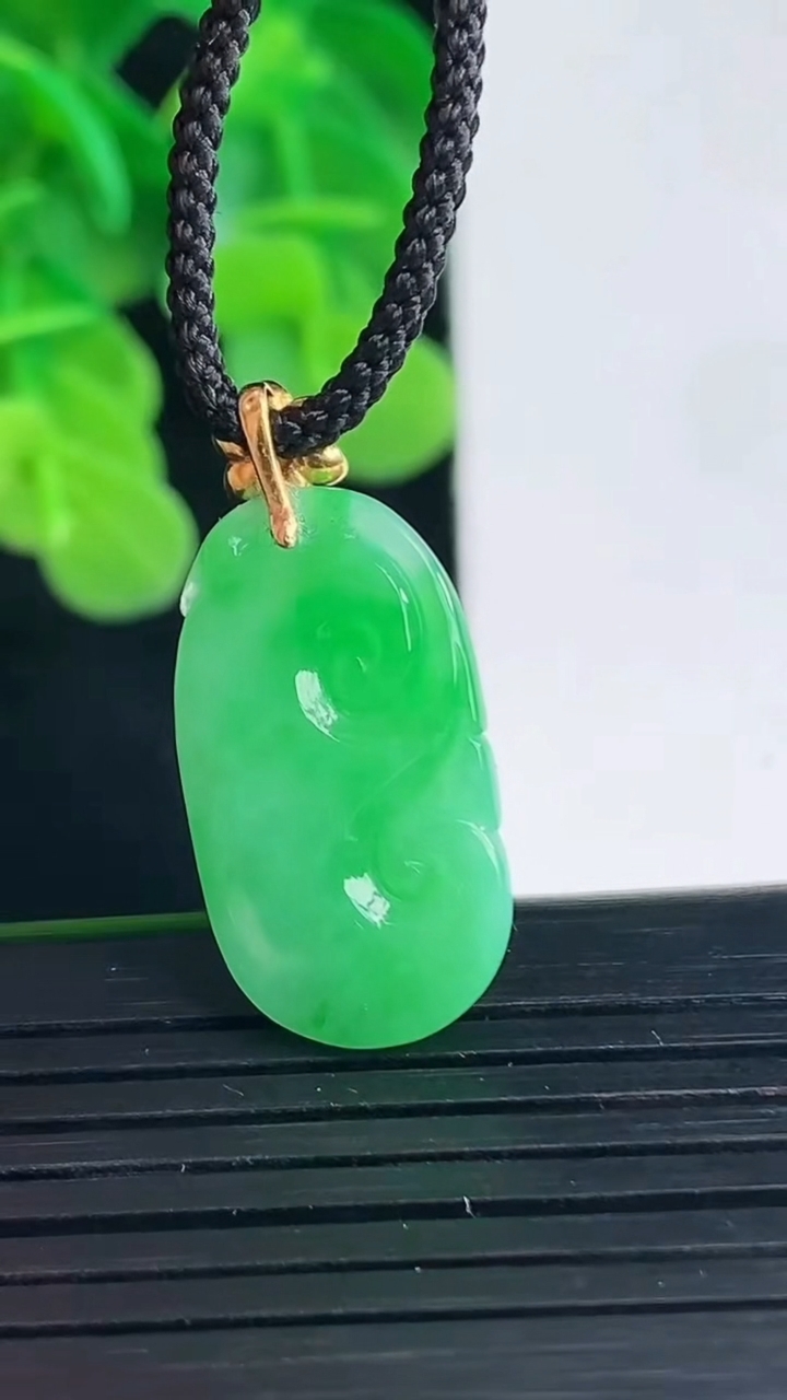 天然A货翡翠如意吊坠尺寸27.6-12.6-4.3重量:3.16g
4月10日