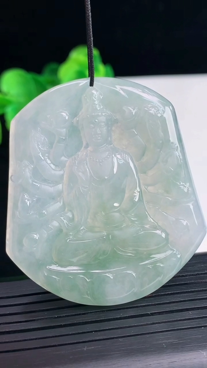 天然A货翡翠飘花千手观音吊坠尺寸54.7-48.2-5.2重量:30.55g
4月10日