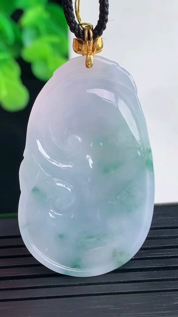 天然A货翡翠18K金紫罗兰飘花如意吊坠尺寸40.4-24.7-5.4重量:11.02g
4月10日