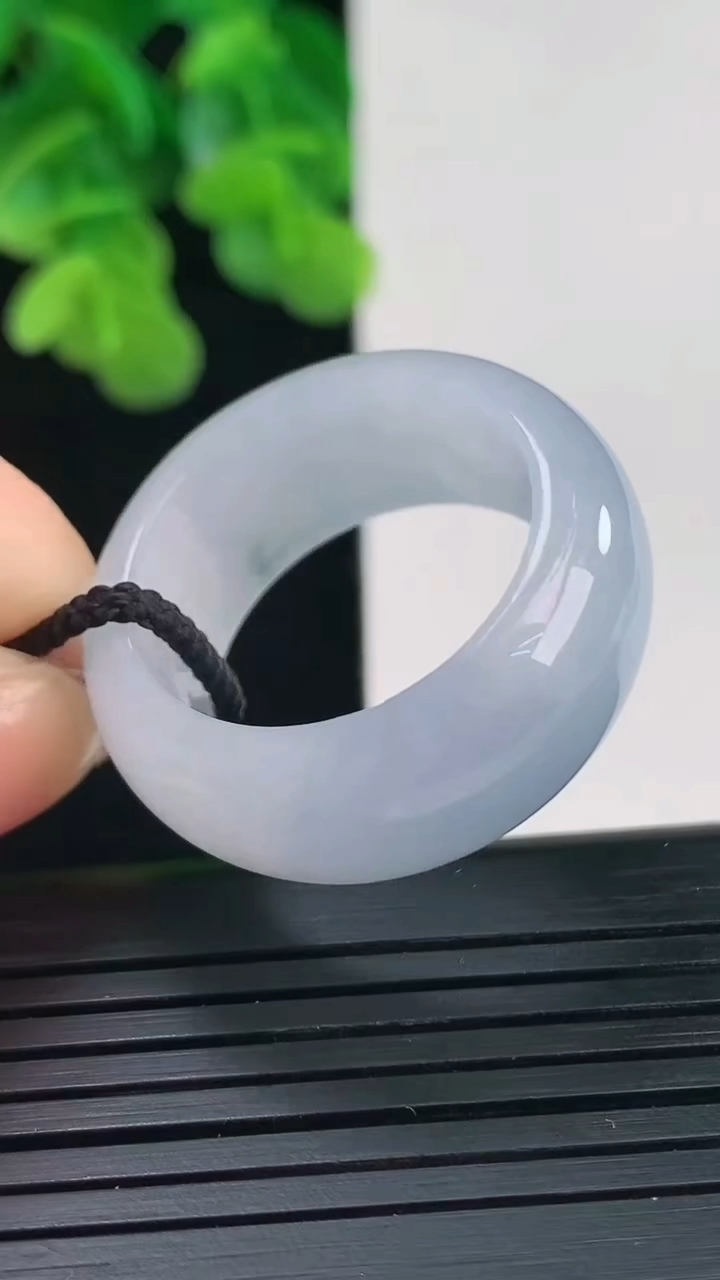 天然A货翡翠紫罗兰指环扳指尺寸21.5-11-4.2重量:10.82g2026年4月10日
工厂直销收藏佳品,种好水足，色泽均匀，有种有色，上手高大气！