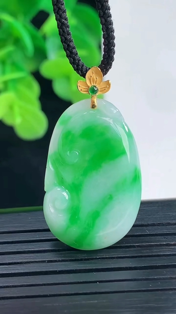 天然A货翡翠如意吊坠尺寸33.6-17.7-4.8重量:5.20g
4月10日